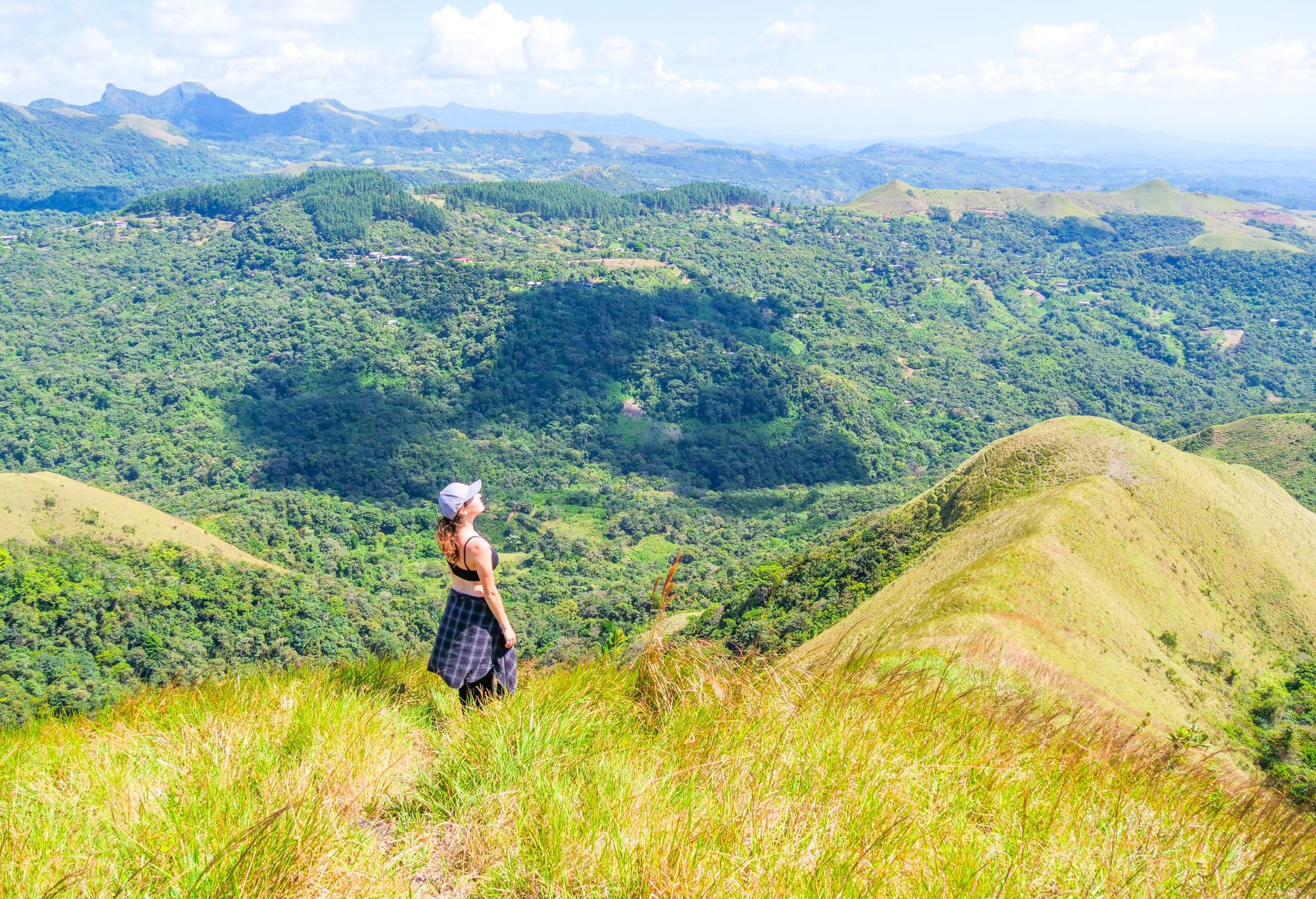 Jeune fille (moi) sur les hauteurs des collines d'El Valle de Antón au Panama