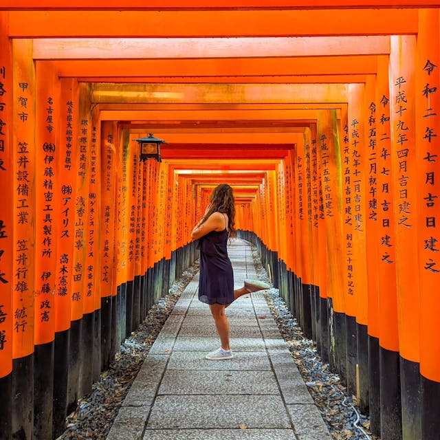 AFTER TDM, DAY 181 🇯🇵

Le Fushimi Inari ne serait-il pas le temple le plus connu du Japon ? Car quand je montre nos photos prises ici, tout le monde est assez unanime "oh mais j'ai déjà vu cet endroit sur Instagram", "c'est au Japon ça", "c'est le fameux temple avec les portes rouges"...

Le Fushimi Inari est clairement victime de son succès aujourd'hui et on a dû ruser pour faire des photos sans personne dessus. Première chose, se lever tôt (très tôt). Seconde chose, ne pas s'arrêter dès le début du parcours (c'est là que tout le monde fait la queue pour prendre sa photo), et enfin, marcher un peu plus loin pour se perdre dans le temple et être tranquille dans des allées où personne ne passe jusqu'à 10 h. 

Mission réussie mais on n'a pas aimé se lever à 6 h 😂 et on ne l'a pas refait pour un autre temple durant le voyage haha ! 

Et vous ? Quelles sont vos astuces pour espérer avoir un moment tranquille dans un lieu très touristique ?

📍 Kyoto - Japon

#kyoto #japon #japan #pacifique #visitjapan #girl #tdm #tourdumonde #worldtour #voyage #travel #travelgram #traveltheworld #globetrotter #lolitaexplore #lolitaontheroad