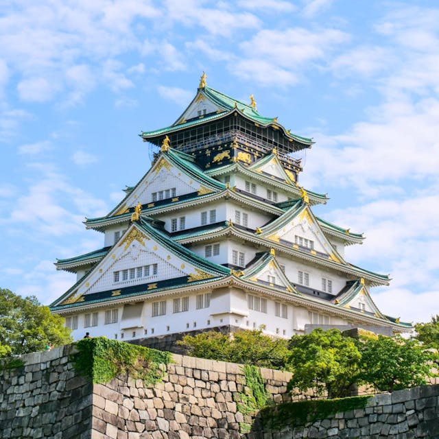 AFTER TDM, DAY 188 🇯🇵

La beauté du Japon, c'est aussi ses magnifiques châteaux 🏯 ! Nous avons vu ceux de Nagoya, Kanazawa, Osaka, Okayama et Hiroshima. Celui de la photo est notre favori, celui d'Osaka.

Alors oui, il y a aussi le château d'Himeji que certains qualifient de plus beau château du pays, mais on avait la flemme de s'arrêter dans cette ville juste pour ça 😆

L'architecture des châteaux japonais est vraiment particulière et c'est pour qu'on les aime ! Ils n'ont rien à voir avec les nôtres.

Et vous ? Ça vous dirait de voir un château japonais de vos propres yeux ?

📍 Osaka - Japon

#osaka #japon #japan #pacifique #visitjapan #castle #tdm #tourdumonde #worldtour #voyage #travel #travelgram #traveltheworld #globetrotter #lolitaexplore #lolitaontheroad