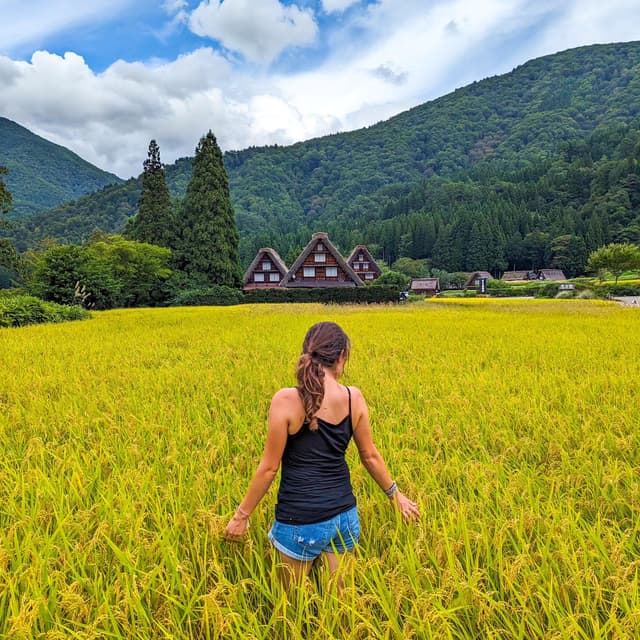 AFTER TDM, DAY 205 🇯🇵

Une de nos plus belles découvertes au Japon : le village de Shirakawa-gō ! Perdu dans les Alpes japonaises, sa partie historique constituée de maisons typiques en toit de chaume est inscrite au patrimoine mondial de l'UNESCO. Nous sommes restés une journée à nous balader dans les ruelles et à admirer ces magnifiques maisonnettes en bois 🤩 on a même pu y déguster un thé dans l'une d'entre elles, c'était très sympa.

Autre fait, le village de Shirakawa-gō est celui qui a inspiré le village d'Hinamizawa dans l'une de mes jeux vidéos japonais favoris, Higurashi no Naku Koro ni. Et je ne l'ai découvert qu'une fois sur place en voulant acheter tous les goodies en boutique 😂 j'étais complètement zinzin ! Dès les premières minutes de balade, je me disais bien que ce village me disait quelque chose... Et voilà 😁

J'espère y revenir un jour ! Clairement l'un de mes meilleurs souvenirs de notre passage au Japon ❤️

Vous aviez déjà entendu parler de ce village ? Les Alpes japonaises, ça vous tenterait ?

📍 Shirakawa-gō - Japon

#shirakawago #japon #japan #pacifique #visitjapan #girl #tdm #tourdumonde #worldtour #voyage #travel #travelgram #traveltheworld #globetrotter #lolitaexplore #lolitaontheroad