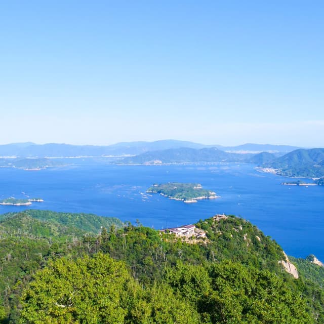 AFTER TDM, DAY 223 🇯🇵

Petit zoom sur un paysage du Japon qui ne fait pas du tout Japon 😆 il s'agit de la vue depuis le Mont Misen, sur l'île de Miyajima.

Ça nous a presque rappelé la Norvège sans la chaleur écrasante. C'est bien l'une des rares fois où on a pris un téléphérique pour monter plutôt que d'utiliser nos jambes pour économiser 🤭

On était trop contents de découvrir cette vue. On ne s'y attendait pas ! Le Japon est vraiment surprenant 🤩

Ça vous étonne ce genre de vue pour le Japon vous aussi ? 

📍 Miyajima - Japon

#miyajima #japon #japan #pacifique #visitjapan #nature #tdm #tourdumonde #worldtour #voyage #travel #travelgram #traveltheworld #globetrotter #lolitaexplore #lolitaontheroad