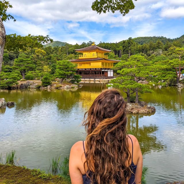 AFTER TDM, DAY 225 🇯🇵

Parmi les plus beaux temples de Kyoto, il ne faut surtout pas manquer le Kinkaku-ji, ou plus familièrement, le temple du Pavillon d'or 🤩

D'une vraie beauté ! Quand le soleil est là, ça fait presque mal aux yeux. L'intérieur n'est pas visitable mais l'extérieur suffit au déplacement. Je l'avais déjà vu lors de mon premier voyage au Japon, mais j'ai été tout aussi émerveillée en le redécouvrant une seconde fois ❤️

Il existe aussi le Ginkaku-ji, qu'on surnomme le temple du Pavillon d'argent mais celui-ci n'est pas du tout en argent par contre 😆

Ça vous dirait de visiter ce magnifique temple d'or ?

📍 Kyoto - Japon

#kyoto #japon #japan #pacifique #visitjapan #nature #tdm #tourdumonde #worldtour #voyage #travel #travelgram #traveltheworld #globetrotter #lolitaexplore #lolitaontheroad