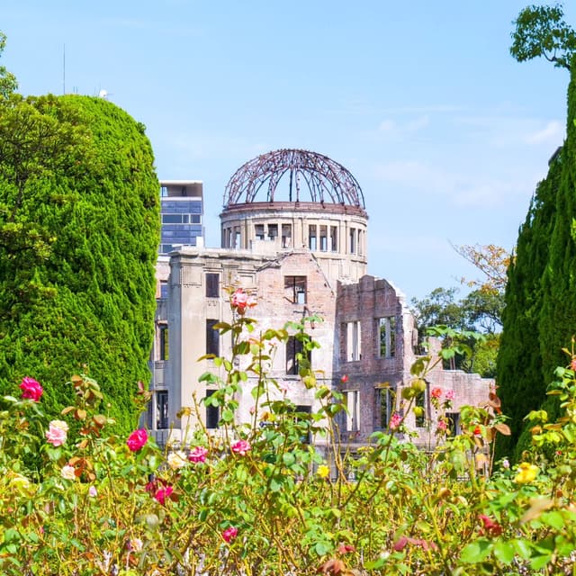 AFTER TDM, DAY 217 🇯🇵

On me demande souvent si durant notre tour du monde, nous avons été confrontés à des choses difficiles, des réalités qui nous ont dépassés. Notre passage à Hiroshima fait partie de l'une d'entre elles. Je n'y avais pas été lors de mon premier voyage au Japon et je dois dire que ça a été un sacré choc.

Déjà parce que même si on sait tous ce qu'il s'est passé là-bas, on ne le réalise pas vraiment tant qu'on ne le voit pas de ses propres yeux. Ensuite, car la résilience des Japonais est une vraie leçon de vie. Et enfin, parce que ce n'est pas si loin bien que notre monde se porte mieux aujourd'hui...

Hiroshima doit absolument être visitée lors d'un voyage au Japon, pour un devoir de mémoire, mais aussi parce que c'est une  belle ville qui a su renaître de ses cendres ! Nous avons été marqués à jamais par notre passage là-bas et rendre hommage aux victimes de 1945 nous a profondément émus ❤️

Qui a déjà visité un lieu de mémoire par ici ? Avez-vous déjà été bouleversé par une visite en voyage ?

📍 Hiroshima - Japon

#hiroshima #japon #japan #pacifique #visitjapan #city #tdm #tourdumonde #worldtour #voyage #travel #travelgram #traveltheworld #globetrotter #lolitaexplore #lolitaontheroad