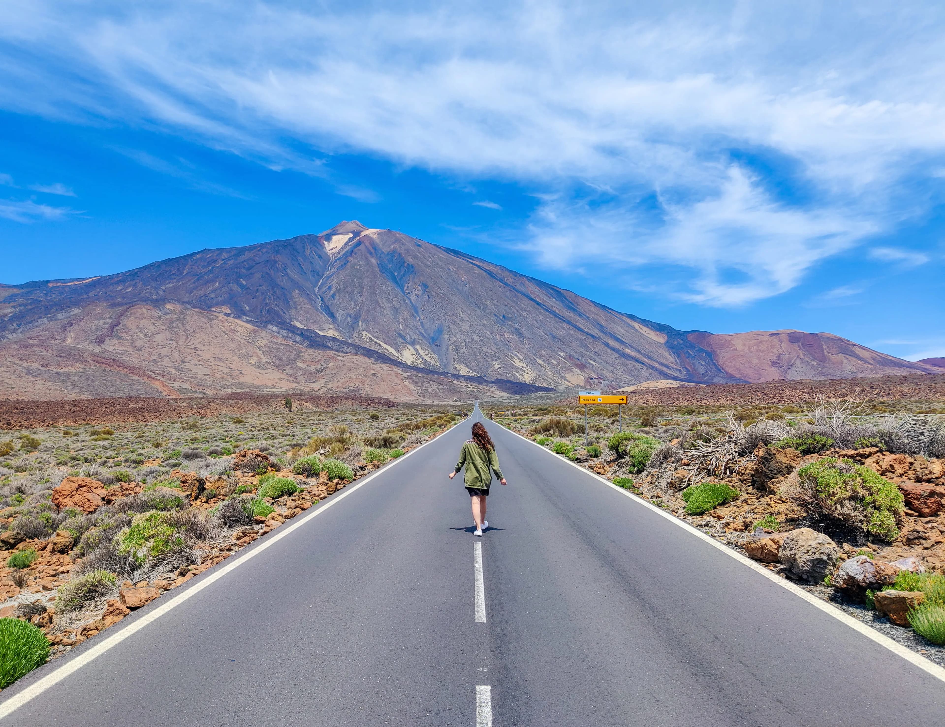 Image d'une fille marchant sur une route