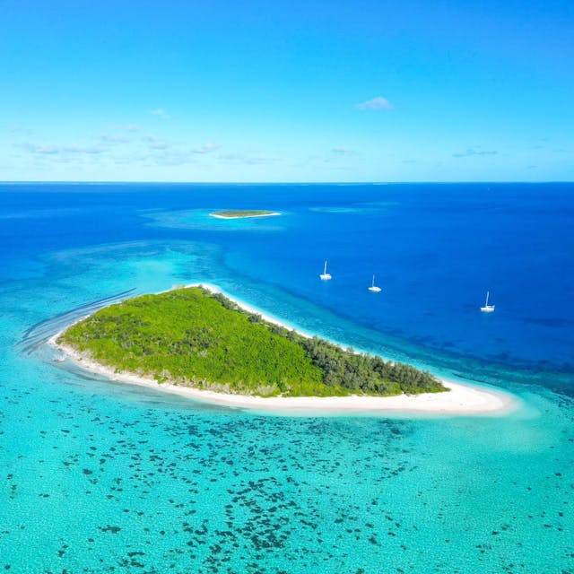 AFTER TDM, DAY 91 🇳🇨

Est-ce que le drone nous a émerveillé en Polynésie ? Oui ! Est-ce que le drone nous a encore émerveillé en Nouvelle-Calédonie ? OH QUE OUI !!!

Nous avons même encore été plus impressionnés par les prises de vue du drone en Nouvelle-Calédonie qu'en Polynésie. Les îlots éparpillés et inhabités autour de la Grande Terre sont d'une beauté juste pas croyable vus du ciel 🤩

Qui a un drone par ici ? Vous avez ces vues vous aussi ? 

📍 Îlot Ua - Nouvelle-Calédonie 

#ilotua #nouvellecaledonie #newcaledonia #pacifique #pacific #visitnewcaledonia #drone #tdm #tourdumonde #worldtour #voyage #travel #travelgram #traveltheworld #globetrotter #lolitaexplore #lolitaontheroad